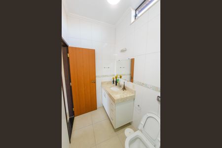 Casa de condomínio para alugar com 250m², 3 quartos e 2 vagas Casa de condomínio para alugar com 250m², 3 quartos e 2 vagasBanheiro da Suíte 1