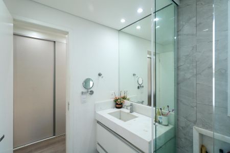 Apartamento à venda com 80m², 2 quartos e 2 vagas Apartamento à venda com 80m², 2 quartos e 2 vagasBanheiro da Suíte