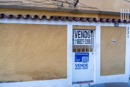 Casa à venda com 80m², 2 quartos e sem vaga Casa à venda com 80m², 2 quartos e sem vagaPortão de entrada e adesivo Grande