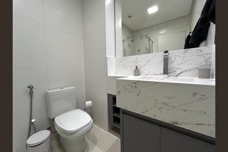 Banheiro de kitnet/studio para alugar com 1 quarto, 47m² em Centro, Florianópolis
