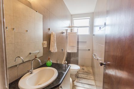 Apartamento à venda com 340m², 6 quartos e 3 vagas Apartamento à venda com 340m², 6 quartos e 3 vagasBanheiro Social 1
