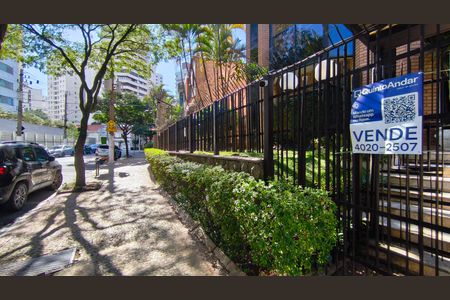 Apartamento à venda com 215m², 3 quartos e 3 vagasFachada + Plaquinha
