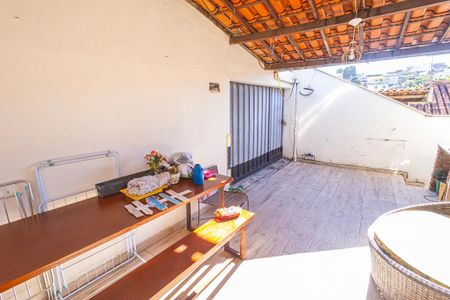 Casa para alugar com 120m², 2 quartos e 1 vaga Casa para alugar com 120m², 2 quartos e 1 vagaVaranda