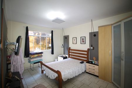 Casa à venda com 300m², 5 quartos e 6 vagas Casa à venda com 300m², 5 quartos e 6 vagasSuite