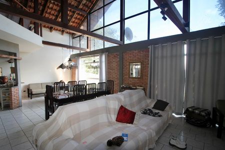 Casa à venda com 300m², 5 quartos e 6 vagas Casa à venda com 300m², 5 quartos e 6 vagasSala ampla