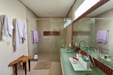 Casa à venda com 300m², 5 quartos e 6 vagas Casa à venda com 300m², 5 quartos e 6 vagasBanheiro suite