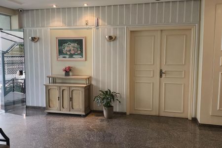 Apartamento à venda com 214m², 4 quartos e 2 vagas Apartamento à venda com 214m², 4 quartos e 2 vagasHall social