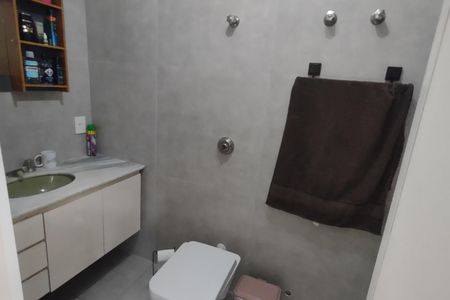 Apartamento à venda com 214m², 4 quartos e 2 vagas Apartamento à venda com 214m², 4 quartos e 2 vagasBanheiro da Suíte 1