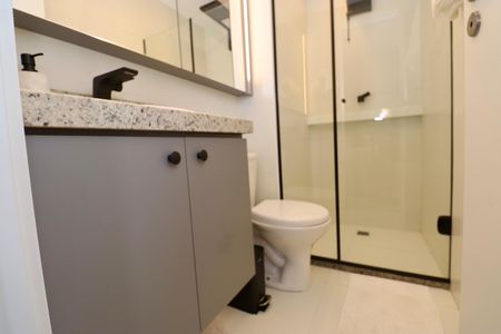 Banheiro de kitnet/studio para alugar com 1 quarto, 20m² em Caminho das Árvores, Salvador