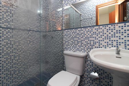 Banheiro de apartamento à venda com 1 quarto, 38m² em Santo Antônio, Porto Alegre