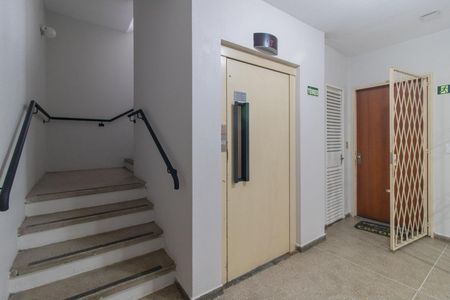 Apartamento à venda com 38m², 1 quarto e 1 vaga Apartamento à venda com 38m², 1 quarto e 1 vagaEscada