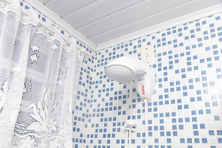 Banheiro de apartamento à venda com 1 quarto, 38m² em Santo Antônio, Porto Alegre