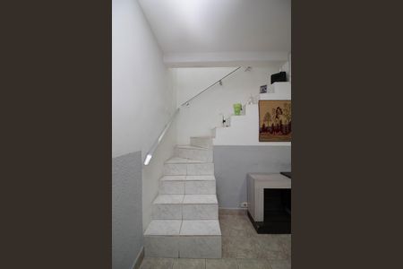 Casa à venda com 158m², 4 quartos e 2 vagas Casa à venda com 158m², 4 quartos e 2 vagasEscada