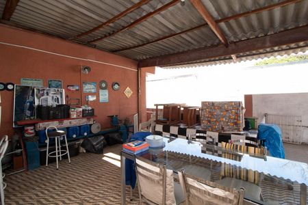 Casa à venda com 158m², 4 quartos e 2 vagas Casa à venda com 158m², 4 quartos e 2 vagasÁrea externa