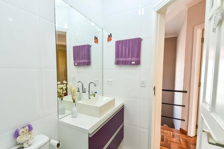 Casa de condomínio à venda com 140m², 3 quartos e 2 vagasBanheiro social