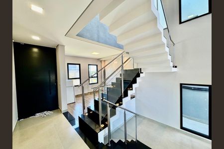 Casa de condomínio à venda com 233m², 3 quartos e 4 vagas