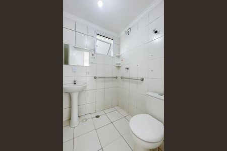 Banheiro de casa de condomínio para alugar com 2 quartos, 52m² em São Pedro, Osasco