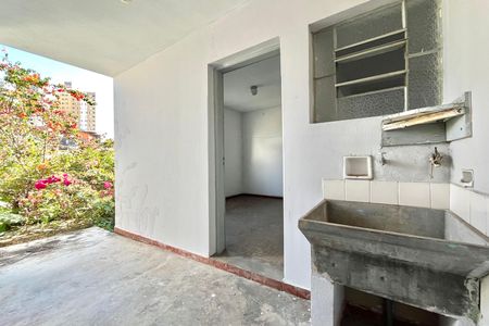 Casa à venda com 300m², 2 quartos e 3 vagas Casa à venda com 300m², 2 quartos e 3 vagasEdícula
