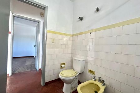 Casa à venda com 300m², 2 quartos e 3 vagas Casa à venda com 300m², 2 quartos e 3 vagasBanheiro