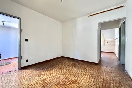 Casa à venda com 300m², 2 quartos e 3 vagas Casa à venda com 300m², 2 quartos e 3 vagasSala