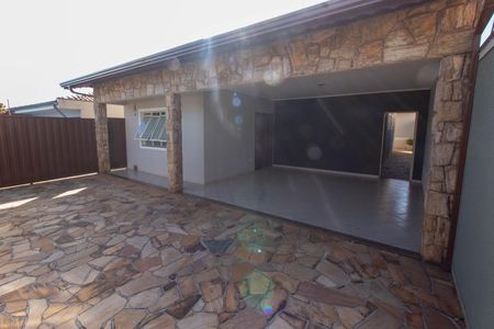 ÁREA EXTERNA FRENTE de casa para alugar com 3 quartos, 150m² em Vila Santa Isabel, Campinas