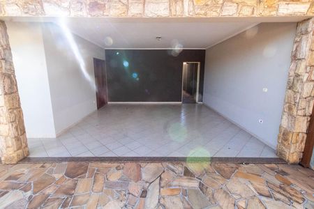 Casa para alugar com 150m², 3 quartos e 2 vagas Casa para alugar com 150m², 3 quartos e 2 vagasÁREA EXTERNA FRENTE