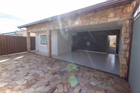 Casa para alugar com 150m², 3 quartos e 2 vagas Casa para alugar com 150m², 3 quartos e 2 vagasÁREA EXTERNA FRENTE