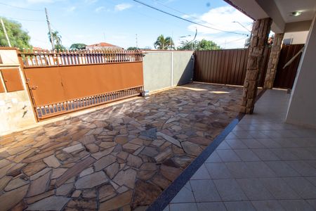 Casa para alugar com 150m², 3 quartos e 2 vagas Casa para alugar com 150m², 3 quartos e 2 vagasÁREA EXTERNA FRENTE