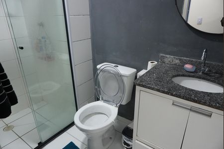 Banheiro de apartamento à venda com 2 quartos, 46m² em Chácara Jaguari (fazendinha), Santana de Parnaíba