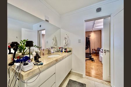 Apartamento à venda com 231m², 3 quartos e 2 vagas Apartamento à venda com 231m², 3 quartos e 2 vagasSuite Master Banheiro