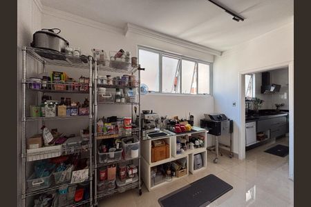Apartamento à venda com 231m², 3 quartos e 2 vagas Apartamento à venda com 231m², 3 quartos e 2 vagasDespensa