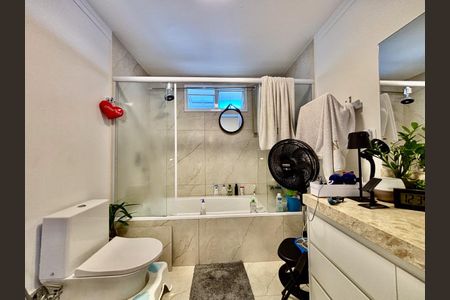 Apartamento à venda com 231m², 3 quartos e 2 vagas Apartamento à venda com 231m², 3 quartos e 2 vagasSuite Master Banheiro