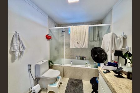 Apartamento à venda com 231m², 3 quartos e 2 vagas Apartamento à venda com 231m², 3 quartos e 2 vagasSuite Master Banheiro