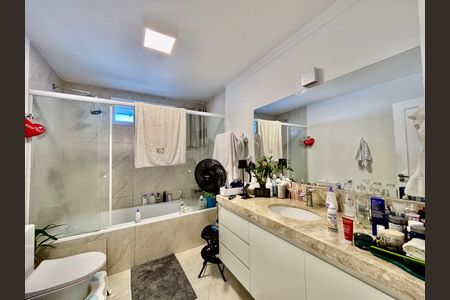 Apartamento à venda com 231m², 3 quartos e 2 vagas Apartamento à venda com 231m², 3 quartos e 2 vagasSuite Master Banheiro