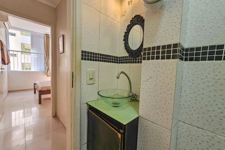 Banheiro social de apartamento para alugar com 2 quartos, 80m² em Centro, Guarujá