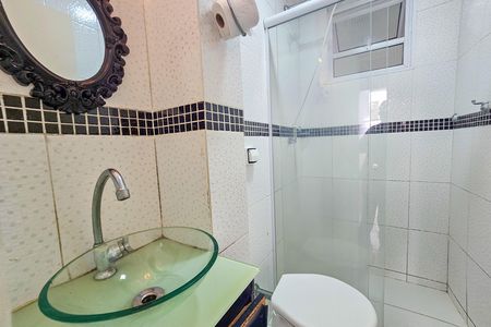 Banheiro social de apartamento para alugar com 2 quartos, 80m² em Centro, Guarujá