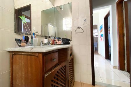 Banheiro de apartamento à venda com 3 quartos, 68m² em Santa Tereza, Belo Horizonte