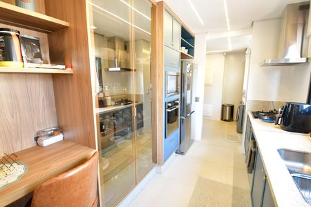 Cozinha de apartamento à venda com 3 quartos, 170m² em Cambuí, Campinas