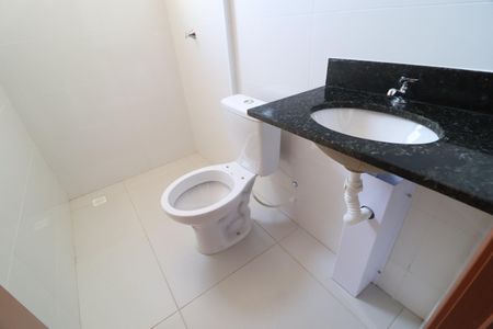 Banheiro do Quarto 2 de apartamento para alugar com 2 quartos, 47m² em Novo Mundo, Uberlândia