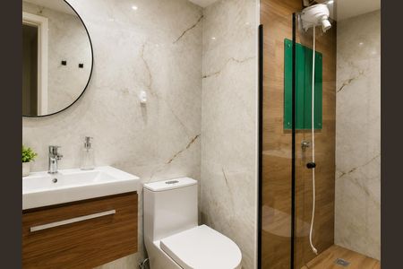 Banheiro de apartamento à venda com 2 quartos, 46m² em Parque Savoy City, São Paulo