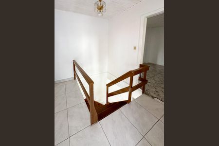 Casa para alugar com 200m², 3 quartos e 2 vagasEscada