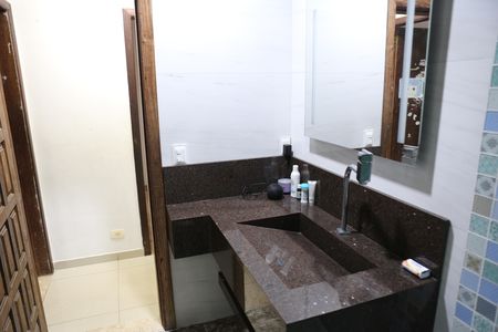 Banheiro 1 de casa para alugar com 3 quartos, 320m² em Bonsucesso, Contagem