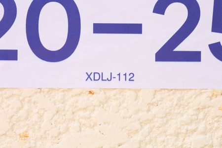 Apartamento à venda com 52m², 2 quartos e 1 vagaPlaca grande instalada na fachada do condomínio, dia 04.07.2026 - Código da placa: XDLJ-112