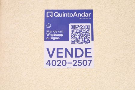 Apartamento à venda com 52m², 2 quartos e 1 vagaPlaca grande instalada na fachada do condomínio, dia 04.07.2026 - Código da placa: XDLJ-112