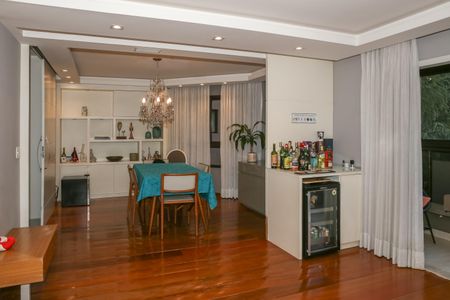 Apartamento à venda com 193m², 3 quartos e 3 vagas Apartamento à venda com 193m², 3 quartos e 3 vagasSala