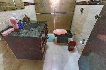 Banheiro social 1 de casa à venda com 8 quartos, 360m² em Jardim Bandeirantes, Diadema