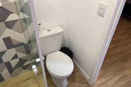 Banheiro de kitnet/studio para alugar com 1 quarto, 28m² em José Menino, Santos