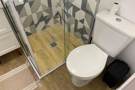 Banheiro de kitnet/studio para alugar com 1 quarto, 28m² em José Menino, Santos