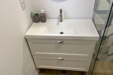 Banheiro de kitnet/studio para alugar com 1 quarto, 28m² em José Menino, Santos