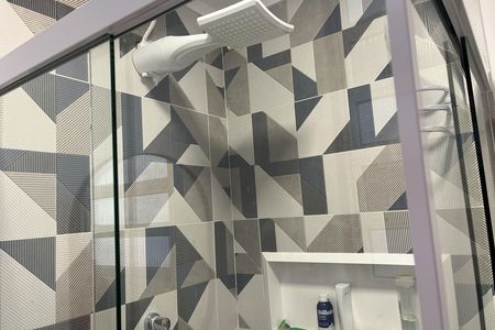 Banheiro de kitnet/studio para alugar com 1 quarto, 28m² em José Menino, Santos